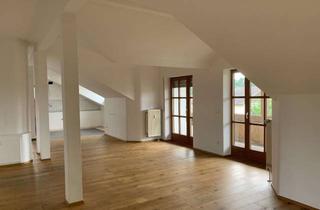 Helle 4-Zimmer Dachgeschosswohnung mit Balkon in T&uuml;&szlig;ling in Tüßling