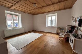 Helle 3-Zimmer-Wohnung mit traumhafter Holzbalkendecke und Parkettboden im Herzen Miesbachs in Miesbach