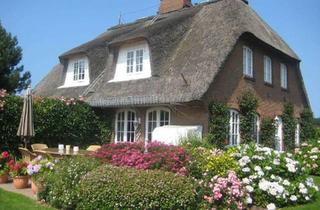 Sylter Friesenhausteil unter Reet &ndash; gro&szlig;z&uuml;giger Garten in besonderer Lage | Jahres-Ferienvermietung in Wenningstedt-Braderup (Sylt)