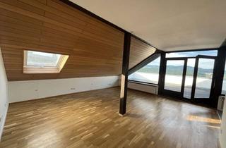 Attraktive, renovierte 3-Zi.-Dachgeschosswohnung mit neuer EBK und gro&szlig;er Terrasse und Panoramablick in Eppstein