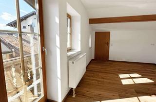Frisch renoviert &amp; zentral: Helle 2-Zimmer-Dachgeschosswohnung am Marktplatz in Miesbach