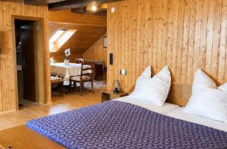 M&ouml;blierte 2-Zimmer-Dachgeschosswohnung mit gro&szlig;em Balkon &ndash; bezugsfertig in Kitzingen