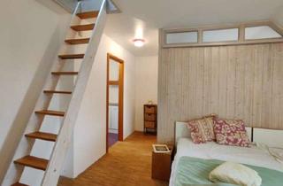 Stadtbergen: Helle 2-Zimmer-Dachgeschosswohnung mit Balkon in Stadtbergen