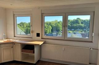 Gem&uuml;tliche Dachgeschosswohnung mit Charme, Fernblick und neuer K&uuml;che &ndash; 57 m&sup2; f&uuml;r Singles in Wermelskirchen